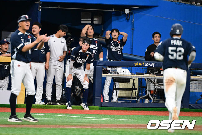 [OSEN=지형준 기자] 4일 오후 서울 고척스카이돔에서 2026 신한 SOL KBO리그 키움 히어로즈와 두산 베어스의 경기가 열렸다.이날 NC 다이노스에서 활약했던 홈런왕 출신의 외국인 타자 맷 데이비슨이 키움에 합류했다. 선발은 키움 박준현, 두산 최승용.8회초 1사 2,3루에서 사이클링 히트에 2루타를 남겨둔 두산 박준순의 안타성 타구가 키움 박찬혁의 호수비에 막히자 동료선수들이 아쉬워하고 있다. 2026.07.04 / jpnews@osen.co.kr