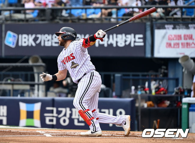 [OSEN=잠실, 조은정 기자] 4일 서울 잠실야구장에서 2026 신한 SOL KBO리그 LG 트윈스와 한화 이글스의 경기가 열렸다.이날 LG는 장현식, 한화는 에르난데스를 선발투수로 내세웠다.1회말 1사 2루에서 LG 오스틴이 선제 적시타를 날리고 있다. 2026.07.04 /cej@osen.co.kr