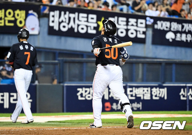 [OSEN=잠실, 조은정 기자] 4일 서울 잠실야구장에서 2026 신한 SOL KBO리그 LG 트윈스와 한화 이글스의 경기가 열렸다.이날 LG는 장현식, 한화는 에르난데스를 선발투수로 내세웠다.7회초 2사 1,3루에서 한화 강백호가 유격수 직선타로 물러나며 아쉬워하고 있다. 2026.07.04 /cej@osen.co.kr