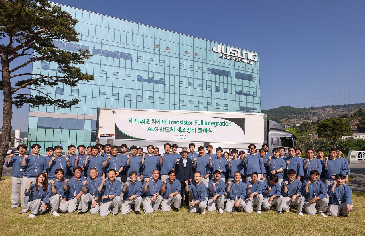 지난 5월 세계 최초 차세대 트랜지스터 원자층 박막 성장(ALG) 반도체 제조장비 출하식을 연 후 기념 촬영을 하는 황철주 주성엔지니어링 회장(가운데)과 직원들. 사진 주성엔지니어링