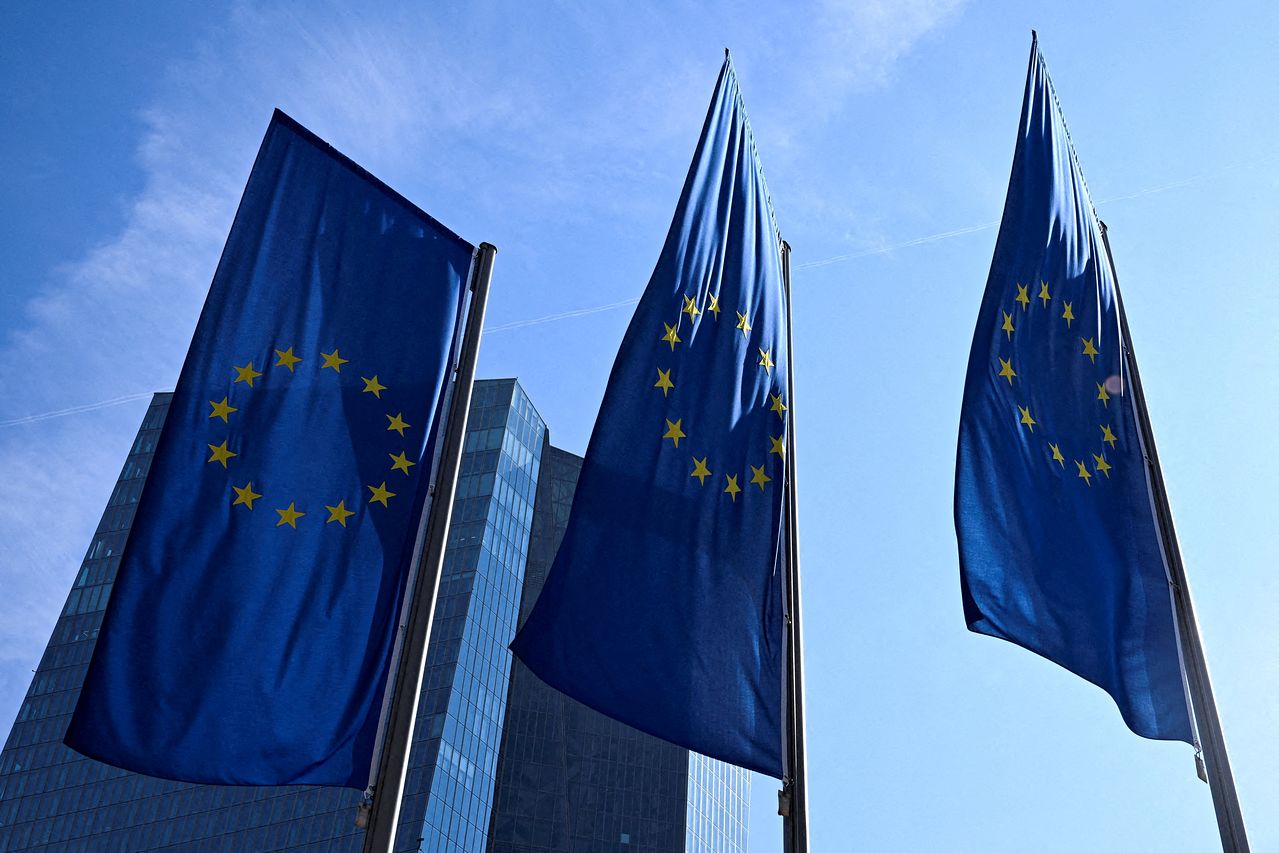 독일 프랑크푸르트 유럽중앙은행(ECB) 본부 밖 유럽연합(EU) 깃발이 펄럭이고 있다. 로이터=연합뉴스