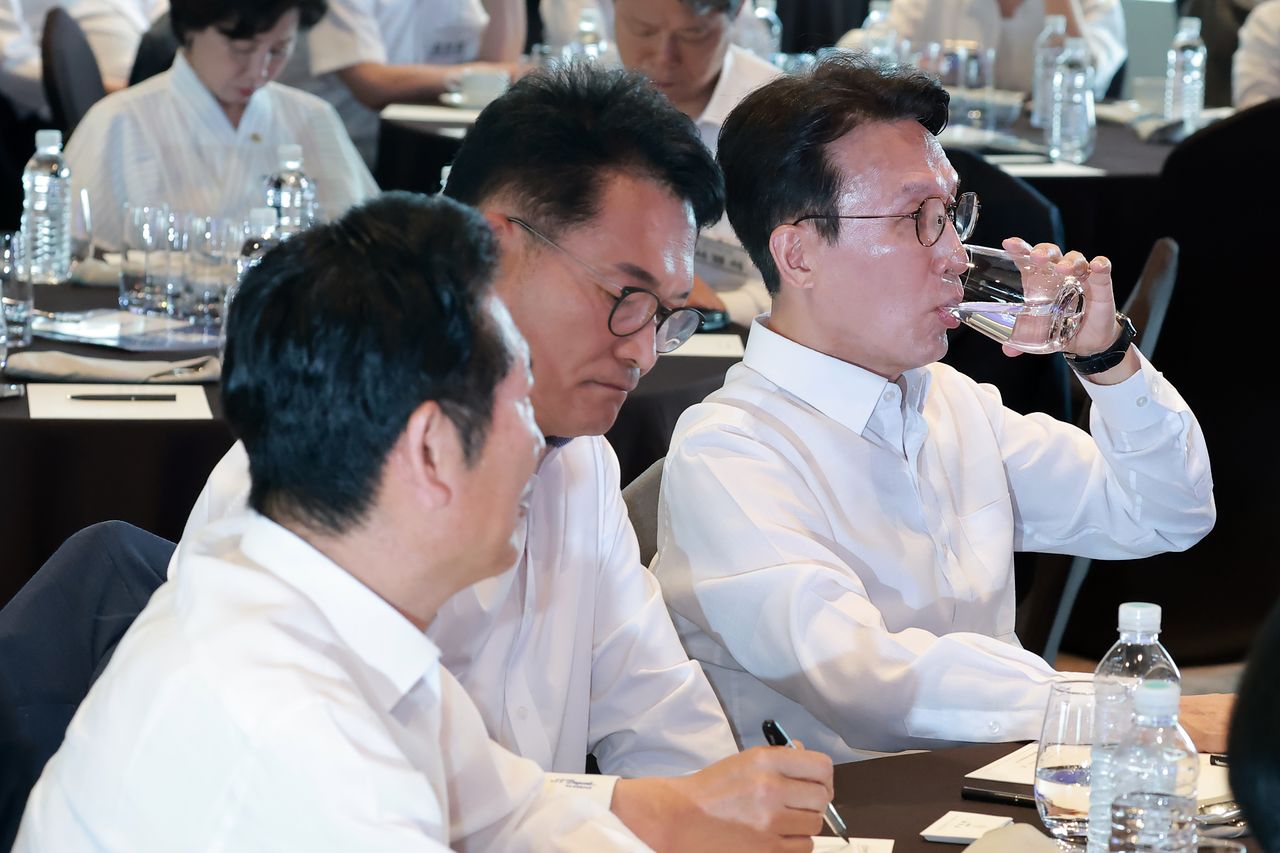 더불어민주당 정청래 전 대표(왼쪽부터), 송영길 의원, 김민석 전 국무총리가 3일 서울 용산구 한 호텔에서 열린 민주당 국회의원 워크숍에 참석해 한 테이블에 앉아 있다. 연합뉴스