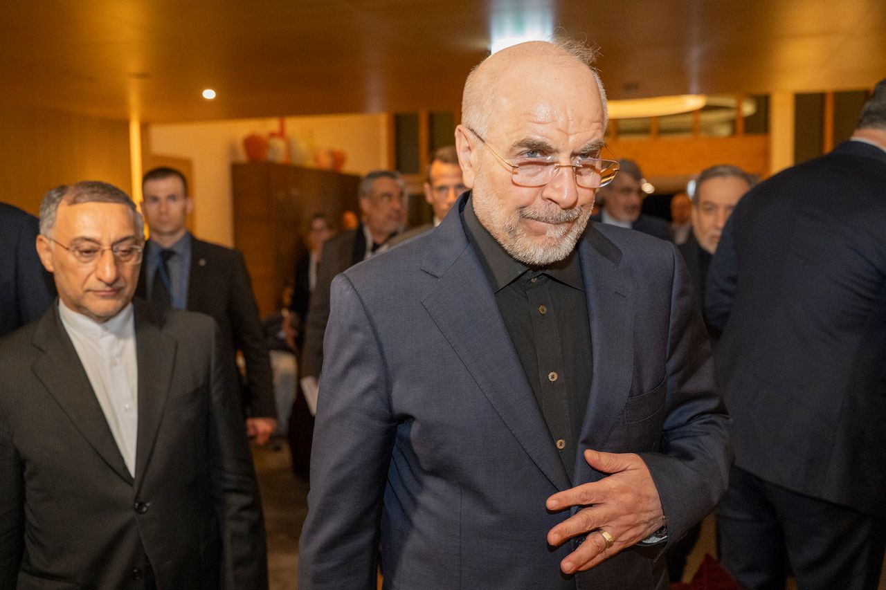 epa13052910 Iran's Speaker of the Islamic Parliament, Mohammed Bagher Ghalibaf (C), attends a meeting at the Bürgenstock resort in Obbürgen, near Lucerne, Switzerland, Sunday, 21 June 2026. Following the signing of a framework agreement on peace in France this week, delegations from the USA and Iran meet at the Bürgenstock resort to discuss further details and technical issues. EPA/URS FLUEELER  〈저작권자(c) 연합뉴스, 무단 전재-재배포, AI 학습 및 활용 금지〉