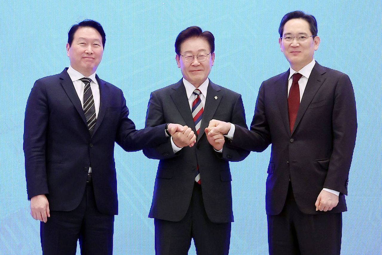 이재명 대통령과 이재용(오른쪽) 삼성전자 회장, 최태원 SK 회장이 지난달 29일 청와대 영빈관에서 열린 ‘대한민국 대도약 3대 메가프로젝트 국민보고회'에서 기념촬영을 하고 있다. 뉴시스