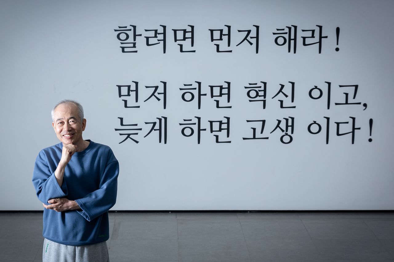 지난 15일 황철주 주성엔지니어링 회장이 경기도 용인시 기흥구에 있는 연구개발(R&D)센터를 소개하고 있다. 장진영 기자 
