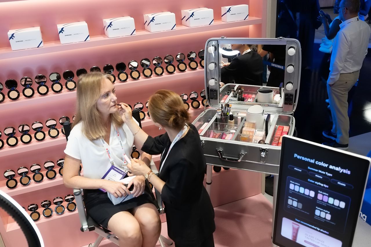 지난달 프랑스 파리에서 열린 유럽 최대 규모 스타트업?테크 박람회 '비바테크(VivaTech) 2026' 삼성전자 전시관에서 방문객이 뷰티업체 아모레퍼시픽과 협업한 'AI 뷰티 스크린(AI Beauty Screen)'을 통해 피부 상태를 진단하고 피부 톤과 어울리는 간단한 립 메이크업을 체험하고 있다. 사진 삼성전자