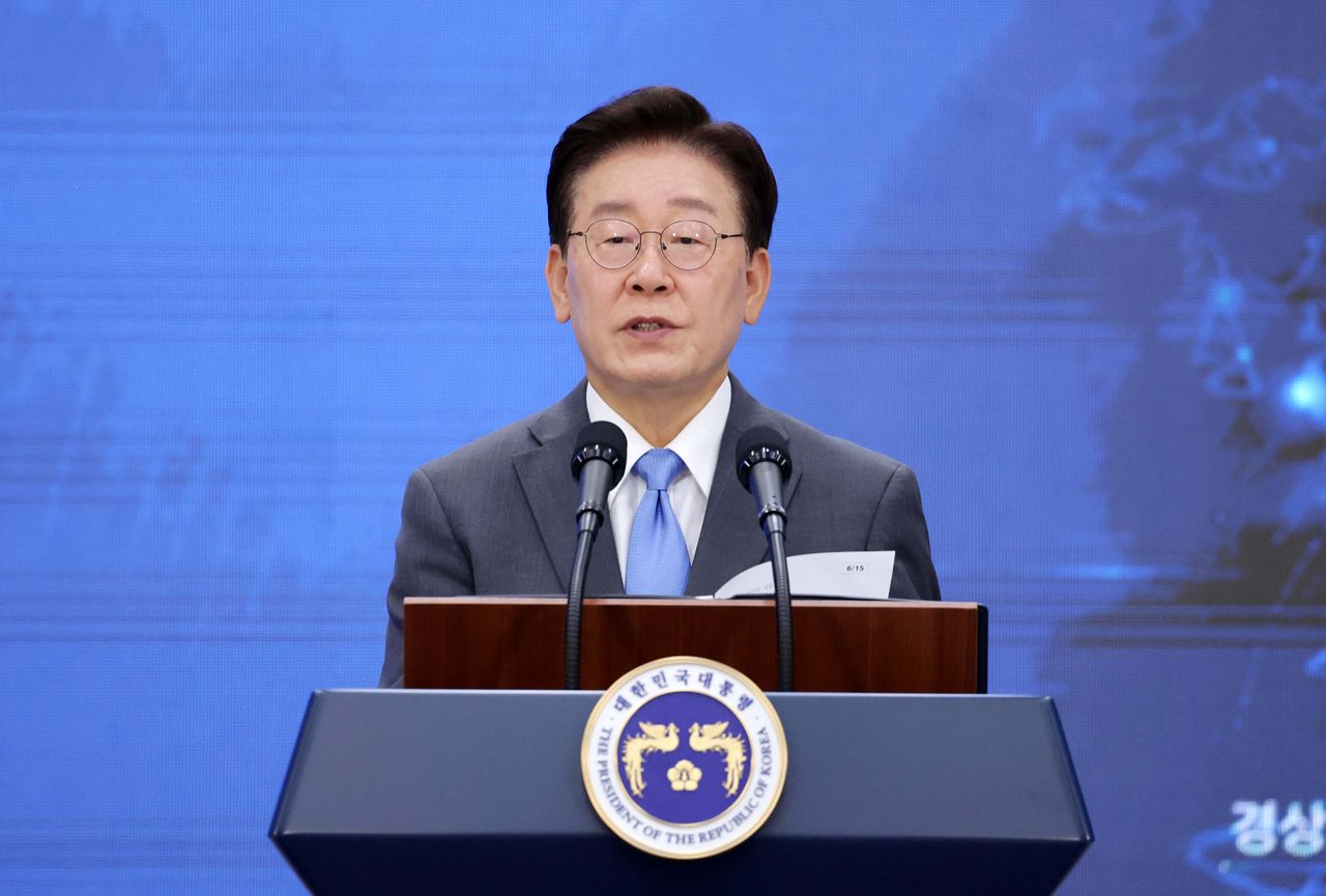 이재명 대통령이 3일 경남 진주시에서 열린 영남권 첨단산업 발전비전 국민보고회에서 축사를 하고 있다. 청와대사진기자단