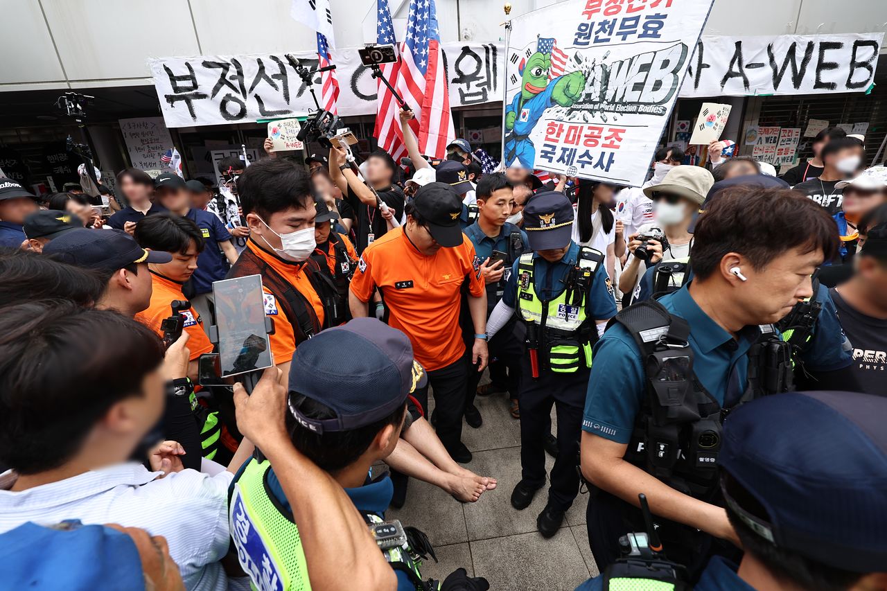 2일 서울 송파구 올림픽공원 핸드볼경기장 개표소 앞에서 국조특위 현장조사를 앞두고 시위 참가자 간 충돌이 일어나 경찰과 구급대원이 현장을 수습하고 있다. 뉴스1
