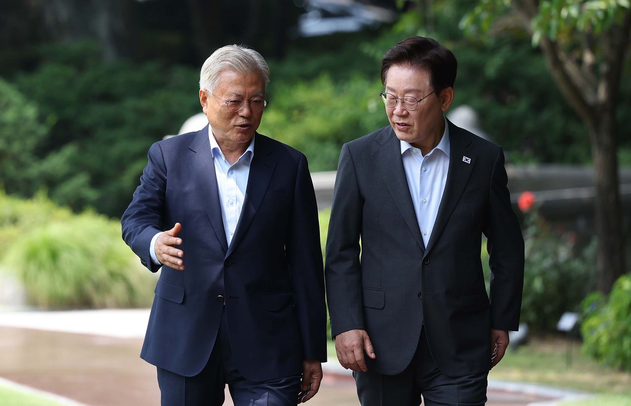 이재명 대통령이 1일 청와대에서 문재인 전 대통령과 함께 오찬을 위해 상춘재로 이동하고 있다. 청와대사진기자단