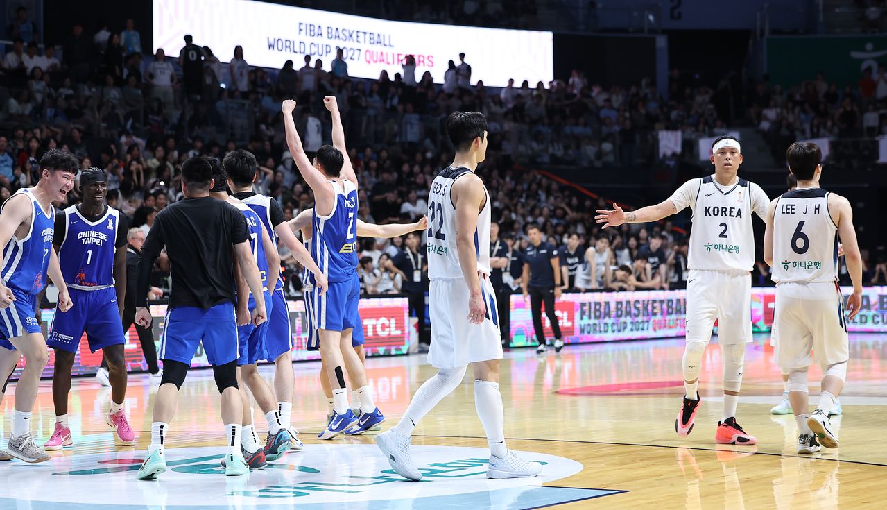 대한민국 농구 대표팀 선수들이 3일 경기도 고양시 고양소노아레나에서 열린 2027 FIBA 월드컵 아시아 예선 1라운드 B조 윈도우3 대한민국과 대만의 경기에서 80-82로 패배한 후 아쉬워하고 있다. 뉴스1