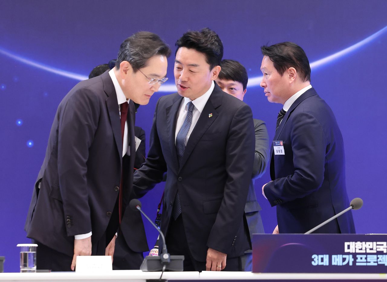 이재용 삼성전자 회장과 강훈식 비서실장이 29일 청와대에서 열린 ‘대한민국 대도약 3대 메가프로젝트 국민보고회’에서 이야기를 나누고 있다. [청와대사진기자단]