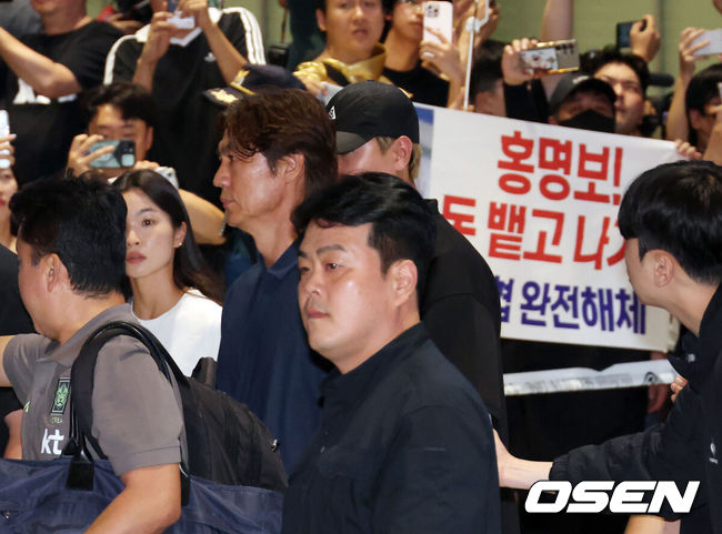 [OSEN=인천공항, 민경훈 기자] 32강 진출에 실패한 대한민국 축구대표팀 중 홍명보 감독을 비롯해 김민재, 황희찬, 설영우, 이강인 등 선수 8명이 30일 새벽  인천국제공항을 통해 귀국했다. 손흥민 등 나머지 선수들은 쪼개져서 각자 귀국한다. 대표팀 귀국 본진은 30일 새벽 인천공항에 도착한다.홍명보 감독과 대표팀 선수들이 입국하고 있다. 2026.06.30 / rumi@osen.co.kr