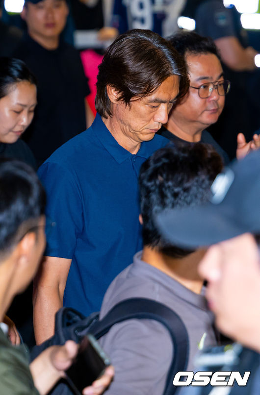 [OSEN=인천공항, 민경훈 기자] 32강 진출에 실패한 대한민국 축구대표팀 중 홍명보 감독을 비롯해 김민재, 황희찬, 설영우, 이강인 등 선수 8명이 30일 새벽  인천국제공항을 통해 귀국했다. 손흥민 등 나머지 선수들은 쪼개져서 각자 귀국한다. 대표팀 귀국 본진은 30일 새벽 인천공항에 도착할 예정이다. 홍명보 감독이 입국하고 있다. 2026.06.30 / rumi@osen.co.kr
