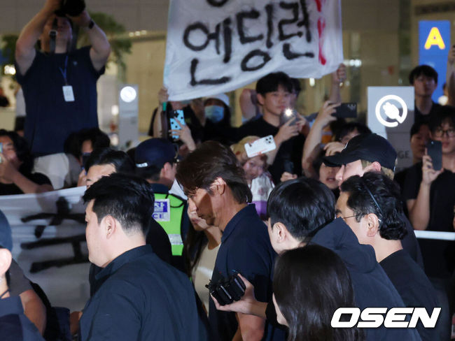 [OSEN=인천공항, 민경훈 기자] 32강 진출에 실패한 대한민국 축구대표팀 중 홍명보 감독을 비롯해 김민재, 황희찬, 설영우, 이강인 등 선수 8명이 30일 새벽  인천국제공항을 통해 귀국했다. 손흥민 등 나머지 선수들은 쪼개져서 각자 귀국한다. 대표팀 귀국 본진은 30일 새벽 인천공항에 도착한다.홍명보 감독과 대표팀 선수들이 입국하고 있다. 2026.06.30 / rumi@osen.co.kr