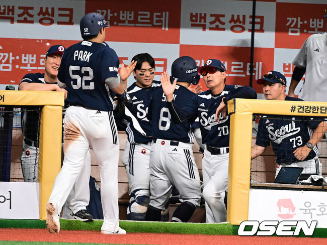 [OSEN=지형준 기자] 4일 오후 서울 고척스카이돔에서 2026 신한 SOL KBO리그 키움 히어로즈와 두산 베어스의 경기가 열렸다.이날 NC 다이노스에서 활약했던 홈런왕 출신의 외국인 타자 맷 데이비슨이 키움에 합류했다. 선발은 키움 박준현, 두산 최승용.3회초 2사 만루에서 두산 김원형 감독이 안재석의 선제 2타점 적시 2루타에 득점을 올린 손아섭, 박준순과 하이파이브를 하고 있다. 2026.07.04 / jpnews@osen.co.kr