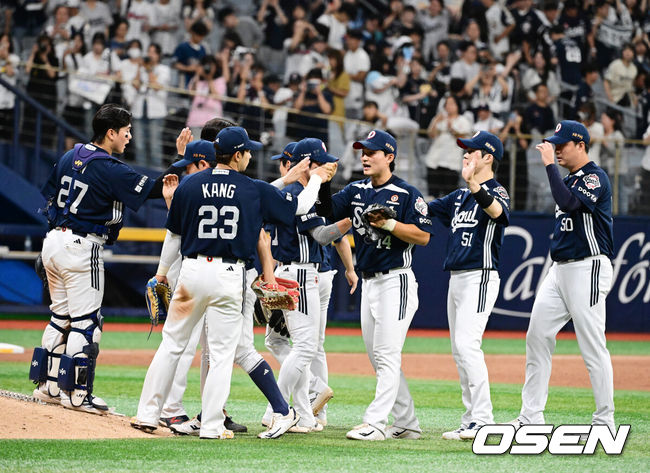 [OSEN=지형준 기자] 프로야구 두산 베어스가 4일 서울 고척스카이돔에서 열린 2026 신한 SOL KBO리그 키움 히어로즈와의 시즌 10차전에서 8-5로 승리했다.두산은 전날 역전패를 설욕하며 같은 시간 잠실에서 LG 트윈스에 패한 한화 이글스를 끌어내리고 5위를 탈환했다. 시즌 41승 2무 40패. 반면 연승에 실패한 최하위 키움은 29승 1무 54패가 됐다.경기를 마치고 두산 선수들이 승리 하이파이브를 하고 있다. 2026.07.04 / jpnews@osen.co.kr