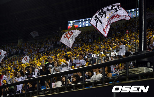 [OSEN=잠실, 조은정 기자] 4일 서울 잠실야구장에서 2026 신한 SOL KBO리그 LG 트윈스와 한화 이글스의 경기가 열렸다.이날 LG는 장현식, 한화는 에르난데스를 선발투수로 내세웠다.LG 홈관중이 응원을 펼치고 있다. 2026.07.04 /cej@osen.co.kr