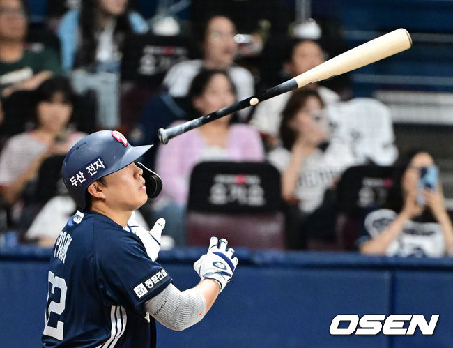[OSEN=지형준 기자] 4일 오후 서울 고척스카이돔에서 2026 신한 SOL KBO리그 키움 히어로즈와 두산 베어스의 경기가 열렸다.이날 NC 다이노스에서 활약했던 홈런왕 출신의 외국인 타자 맷 데이비슨이 키움에 합류했다. 선발은 키움 박준현, 두산 최승용.6회초 2사 3루에서 두산 박준순이 1타점 적시 3루타를 날리고 있다. 2026.07.04 / jpnews@osen.co.kr
