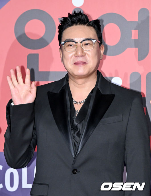 [OSEN=조은정 기자]2023 SBS연예대상 포토월 행사가 30일 서울 마포구 상암 SBS 프리즘타워에서 열렸다.방송인 이상민이 레드카펫을 밟으며 포즈를 취하고 있다. 2023.12.30/cej@osen.co.kr