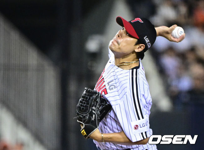 [OSEN=잠실, 조은정 기자] 4일 서울 잠실야구장에서 2026 신한 SOL KBO리그 LG 트윈스와 한화 이글스의 경기가 열렸다.이날 LG는 장현식, 한화는 에르난데스를 선발투수로 내세웠다.8회초 LG 김진성이 역투하고 있다. 2026.07.04 /cej@osen.co.kr