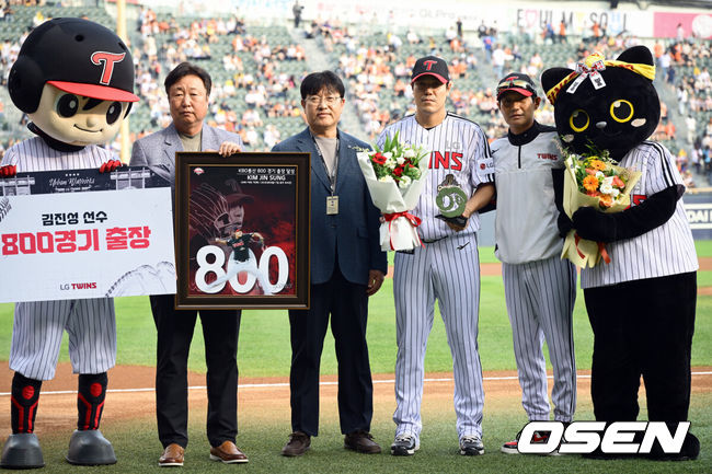 [OSEN=잠실, 조은정 기자] 4일 서울 잠실야구장에서 2026 신한 SOL KBO리그 LG 트윈스와 한화 이글스의 경기가 열렸다.이날 LG는 장현식, 한화는 에르난데스를 선발투수로 내세웠다.LG 김진성(오른쪽 두 번째)이 KBO 역대 7번째 800경기 출장 시상식에서 포즈를 취하고 있다. 2026.07.04 /cej@osen.co.kr