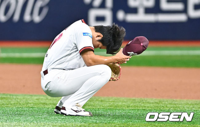 [OSEN=고척, 박준형 기자] 5일 오후 서울 고척스카이돔에서 2026 신한 SOL KBO리그 키움 히어로즈와 두산 베어스의 경기가 열렸다.이날 키움은 김윤하를, 두산은 최민석을 선발투수로 내세웠다.4회초 1사 2루 두산 정수빈의 내야땅볼때 송구 실책 기록한 키움 김윤하 선발투수가 아쉬워하고 있다.   2026.07.05 / soul1014@osen.co.kr