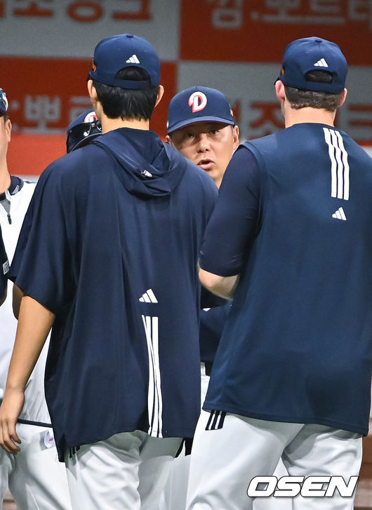 [OSEN=고척, 박준형 기자] 프로야구 두산 베어스가 최민석의 호투와 타선의 활발한 타격에힘입어 주말 3연전 위닝시리즈를 챙겼다두산은 5일 서울 고척스카이돔에서 열린 ‘2026 신한은행 SOL Bank KBO리그’ 키움 히어로즈와의 경기에서 8-1로 승리하며 2연승을 질주했다. 주말 3연전첫 경기를 내줬지만 위닝시리즈로 마무리했다.경기종료 후 두산 김원형 감독이 시즌 9승 달성한 최민석과 하이파이브를 하고 있다.  2026.07.05 / soul1014@osen.co.kr