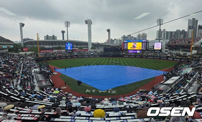 [OSEN=수원, 이후광 기자] 방수포가 설치된 수원KT위즈파크 / backlight@osen.co.kr
