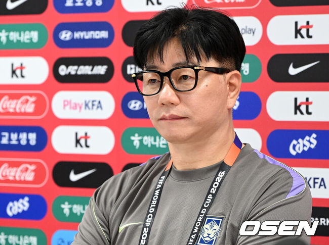 [OSEN=사포판(멕시코), 이대선 기자] 홍명보 감독이 이끄는 대한민국 축구국가대표팀이 16일(한국시각) 멕시코 과달라하라 인근 사포판의 치바스 베르데 바예에서 훈련을 진행했다.대표팀은 전날 A조 1차전에서 체코를 상대로 2-1 역전승을 거뒀다. 남아프리카공화국을 2-0으로 제압한 개최국 멕시코에 이은 조2위다.송준섭 축구대표팀 주치의가 인터뷰를 하고 있다. 2026.06.16 /sunday@osen.co.kr