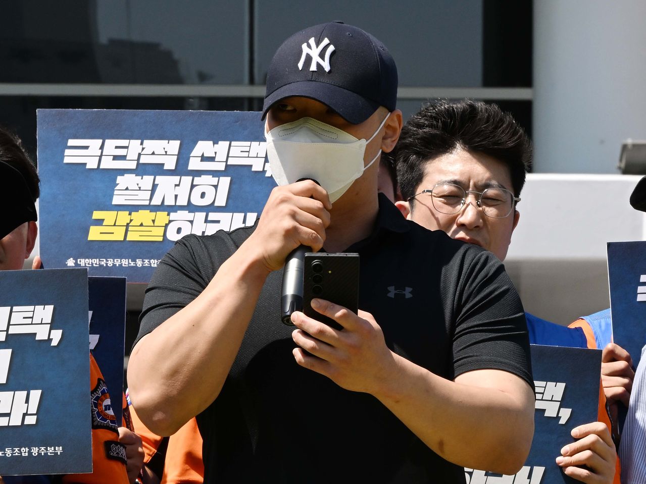 지난 6월 11일 오후 광주광역시 서구 광주시청 앞에서 대한민국공무원노동조합총연맹 소방공무원노동조합이 '광주소방본부 부조리 조직문화 타파와 고(故) 소방공무원 사망사건 진상규명'을 촉구하는 기자회견을 연 가운데 숨진 여성 소방공무원의 약혼자가 발언하고 있다. 뉴시스