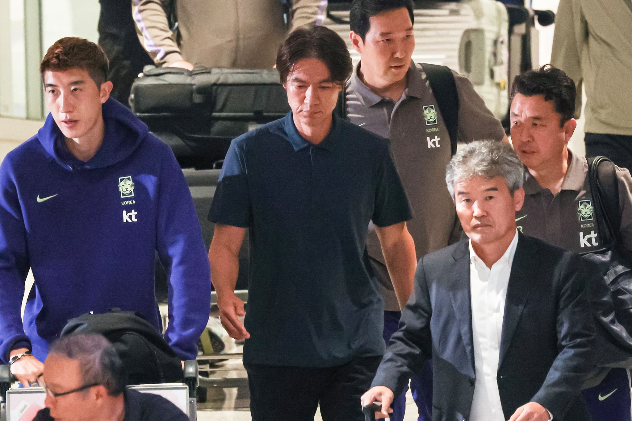 2026 북중미 월드컵 32강 진출 실패의 책임을 지고 사퇴한 홍명보 축구 국가대표팀 감독이 지난달 30일 인천공항을 통해 귀국하고 있다. 김경록 기자