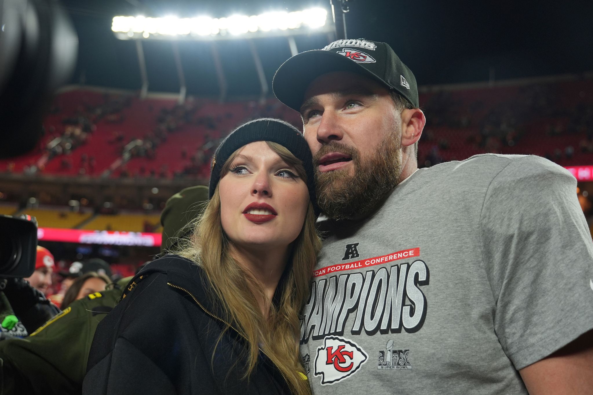 지난 2025년 1월 26일(현지시간) 미국 미주리주 캔자스시티에서 열린 NFL AFC 챔피언십 경기 후 테일러 스위프트(왼쪽)와 트래비스 켈시. AP=연합뉴스
