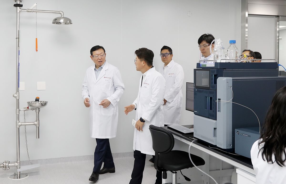 신동빈 롯데그룹 회장(왼쪽에서 첫번째)이 지난 3일 송도 1공장 내 연구시설을 둘러보고 있다. 사진 롯데그룹 