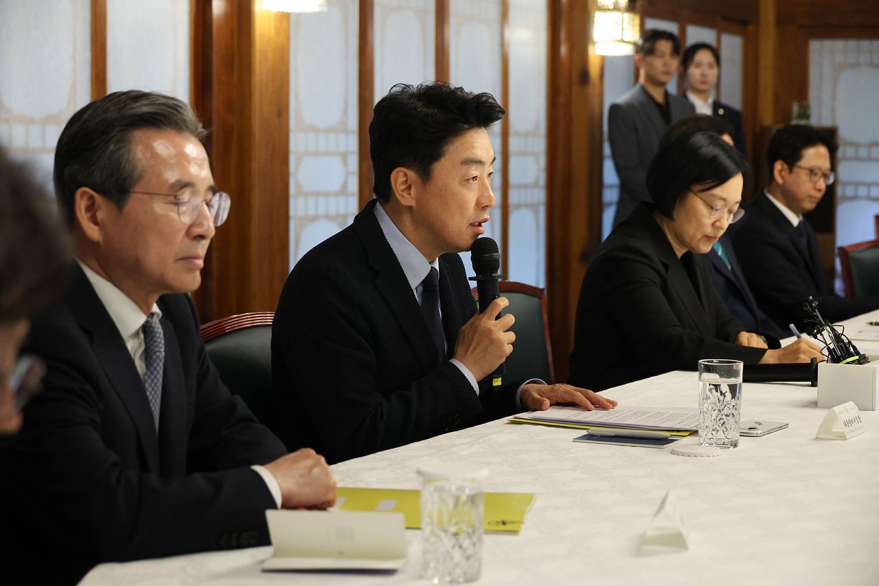 강훈식 대통령비서실장이 5일 오후 서울 종로구 삼청동 총리공관에서 열린 고위당정협의회에서 발언하고 있다. 사진 공동취재단