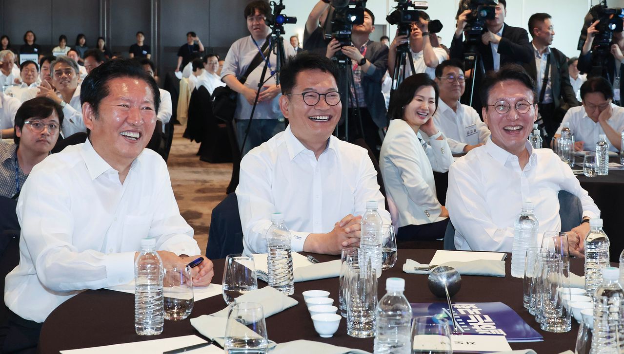 더불어민주당 정청래 전 대표와 송영길 의원, 김민석 전 총리(앞줄 왼쪽부터)가 지난 3일 서울 용산구 한 호텔에서 열린 제22대 후반기 국회 대비 더불어민주당 국회의원 워크숍에서 밝게 웃고 있다. 임현동 기자