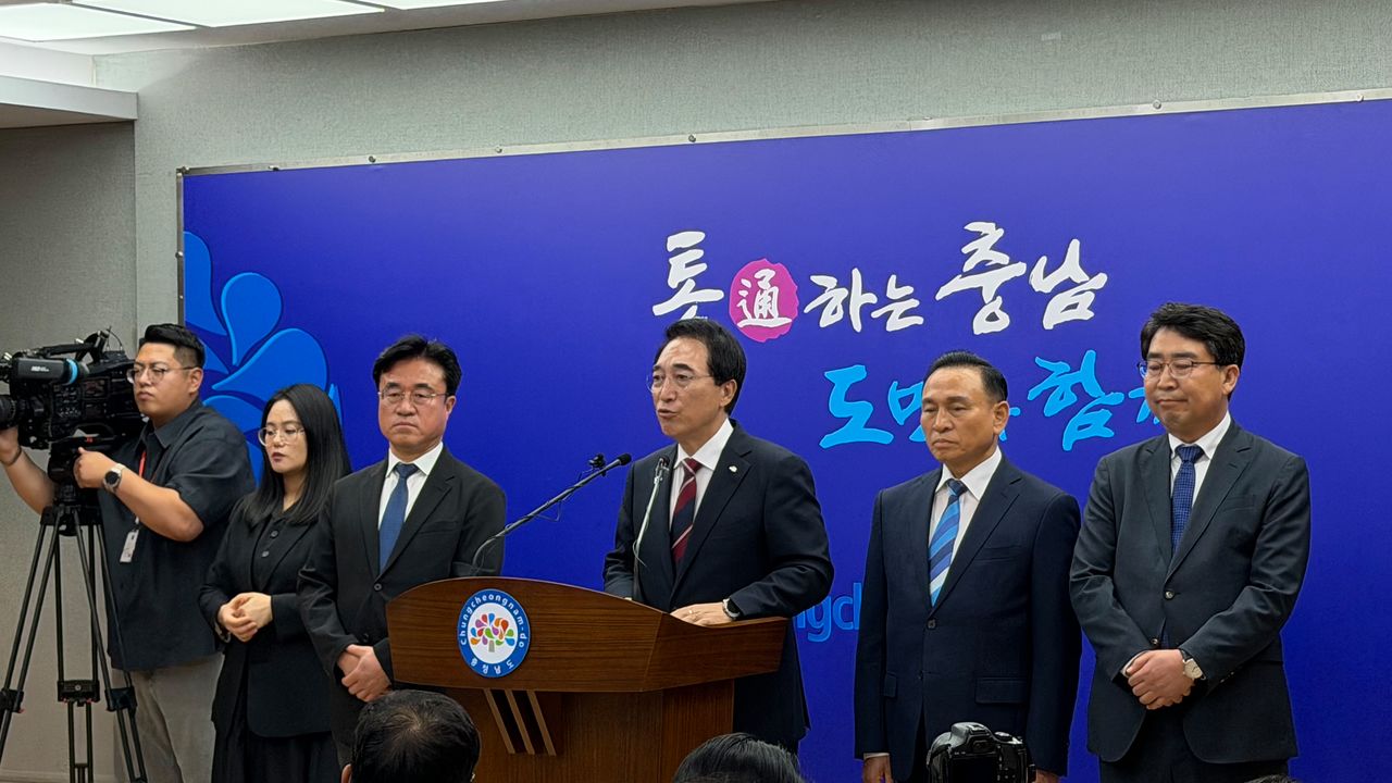 박수현 충남지사가 2일 오전 열린 기자회견에서 지천댐 건설 찬반 논란과 관련, 공론화위원회의 결정에 따를 것이라는 입장을 밝히고 있다. 신진호 기자