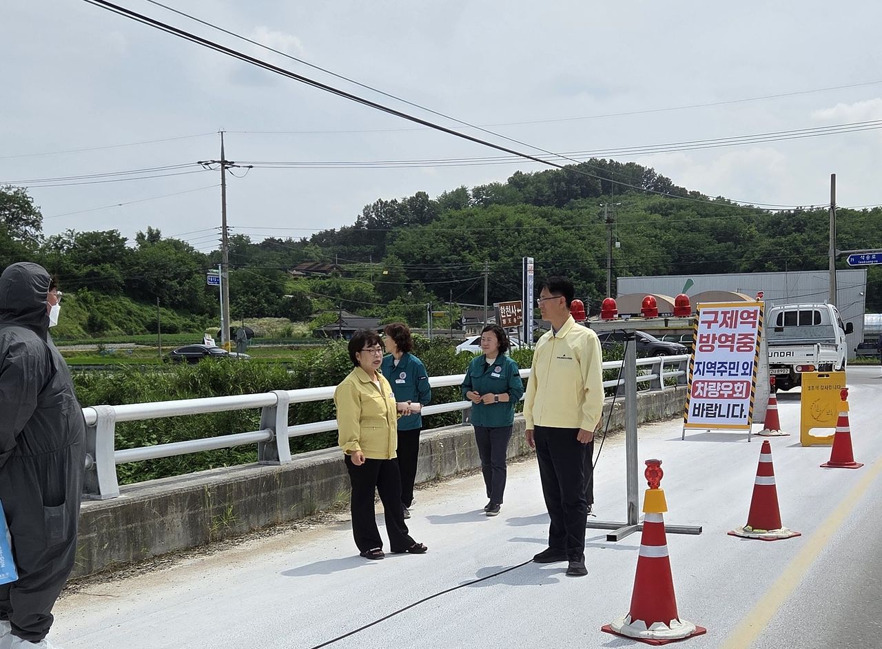 지난 4일 황명석 경북도 행정부지사가 구제역이 발생한 경북 예천군 축산 농장 인근 통제 초소 현장을 점검하고 있다. 사진 경북도