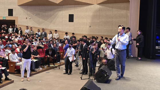 김태흠 전 충남지사가 2024년 8월 26일 청양문화예술회관에서 열린 주민과의 대화에서 지천댐 건설의 당위성을 설명하고 있다. 신진호 기자
