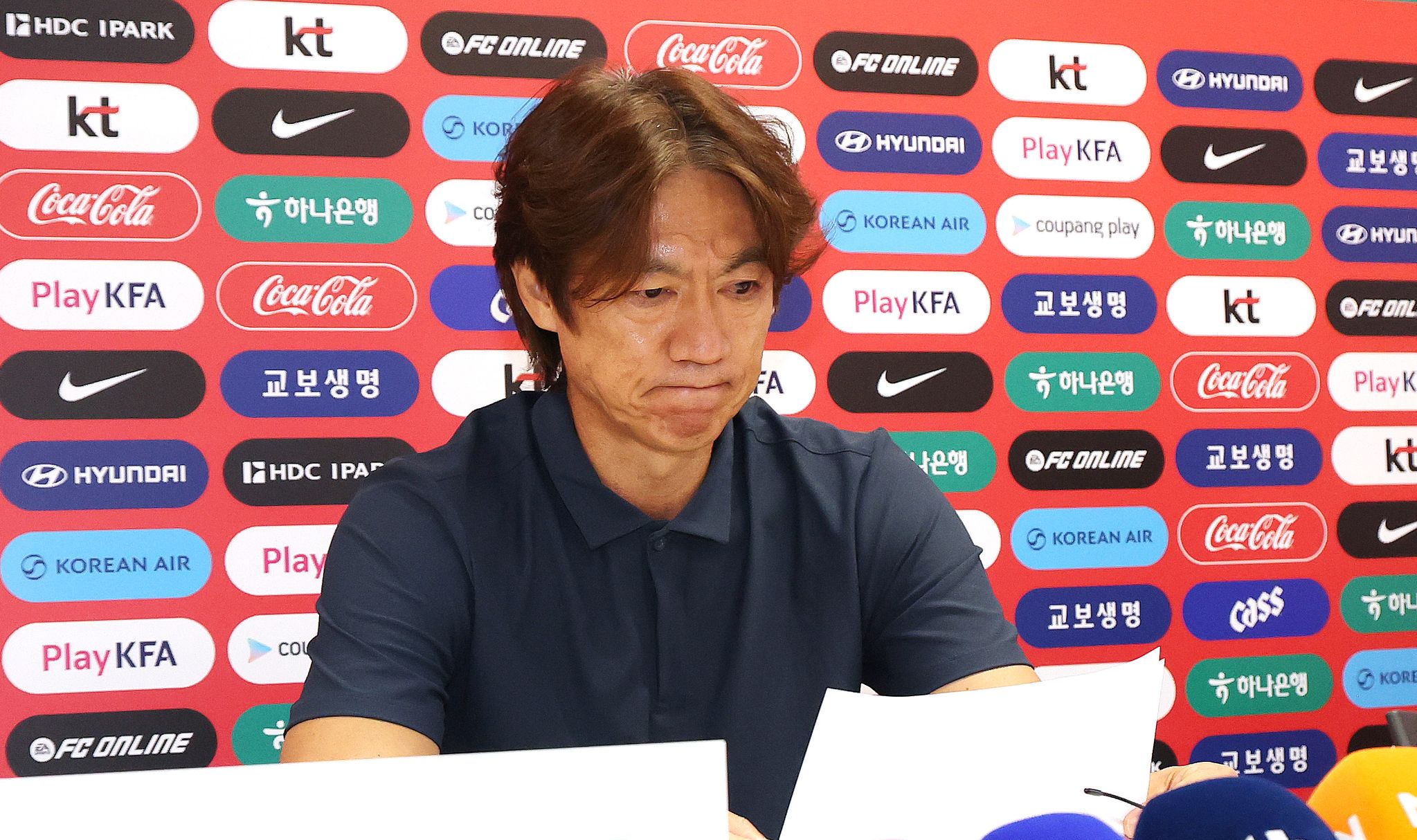 홍명보 감독은 사퇴 기자회견에서 1분30초 동안 입장문을 읽고 질의응답을 받지 않았다. 뉴스1
