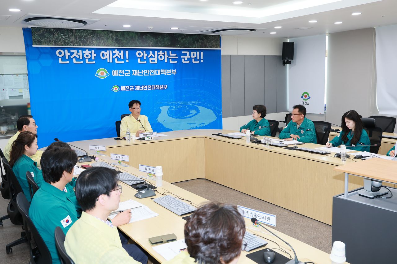 지난 4일 경북 예천군청에서 황명석 경북도 행정부지사가 주재하는 구제역 발생에 따른 긴급 가축방역대책회의가 진행되고 있다. 사진 경북도