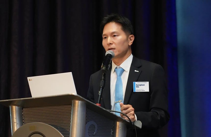 한국무역협회가 23일(화, 현지 시각) 미국 샌디에이고 하드락호텔에서 개최한 ‘DISCOVER AI x LIFE SCIENCES’ 행사에서 김경훈 한국무역협회 댈러스지부장이 인사말을 하고 있다. 사진 한국무역협회