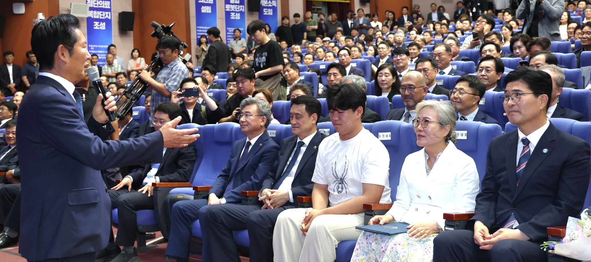 정청래 더불어민주당 전 대표(왼쪽)가 지난 1일 전북 전주시 전북도청에서 열린 제37대 이원택 전북특별자치도지사(오른쪽) 취임식에 참석해 인사말을 하고 있다. 뉴스1