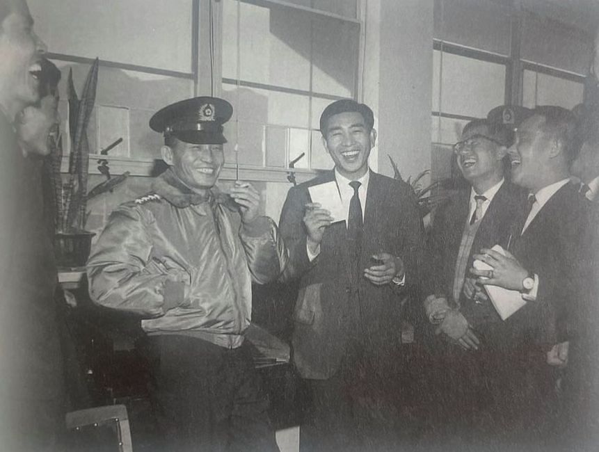 1962년 박정희 전 대통령(당시 국가재건최고회의 의장(왼쪽)이 기자실에 방문해 김경래 전 경향신문 편집국장(오른쪽) 등 기자들과 담소를 나누는 모습. 출처 김경래 자서전 『미안합니다, 고맙습니다』(홍성사)