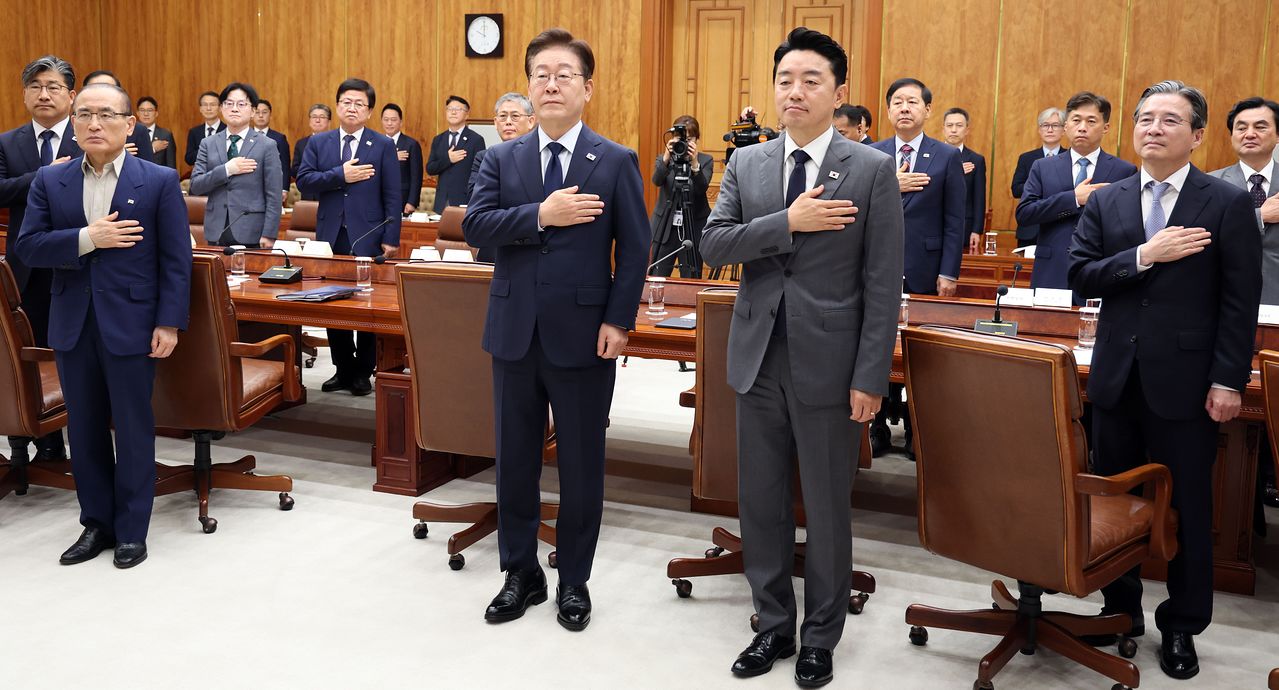이재명 대통령이 6일 청와대에서 열린 메가프로젝트 민관합동 점검회의에서 국민의례를 하고 있다.연합뉴스