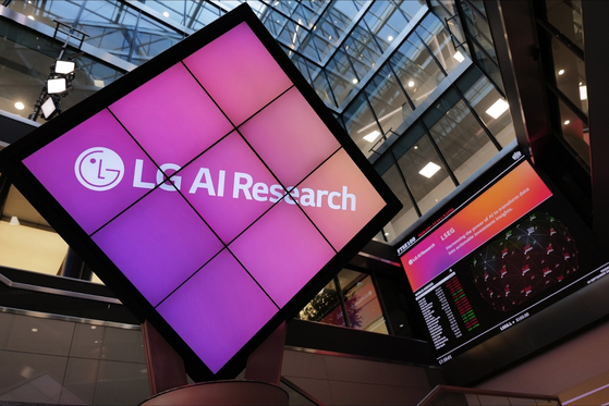지난해 9월 런던증권거래소그룹(LSEG)에 LG AI연구원과 공동 개발한 AI 예측 서비스 상용화를 알리는 모습. 사진=뉴스1