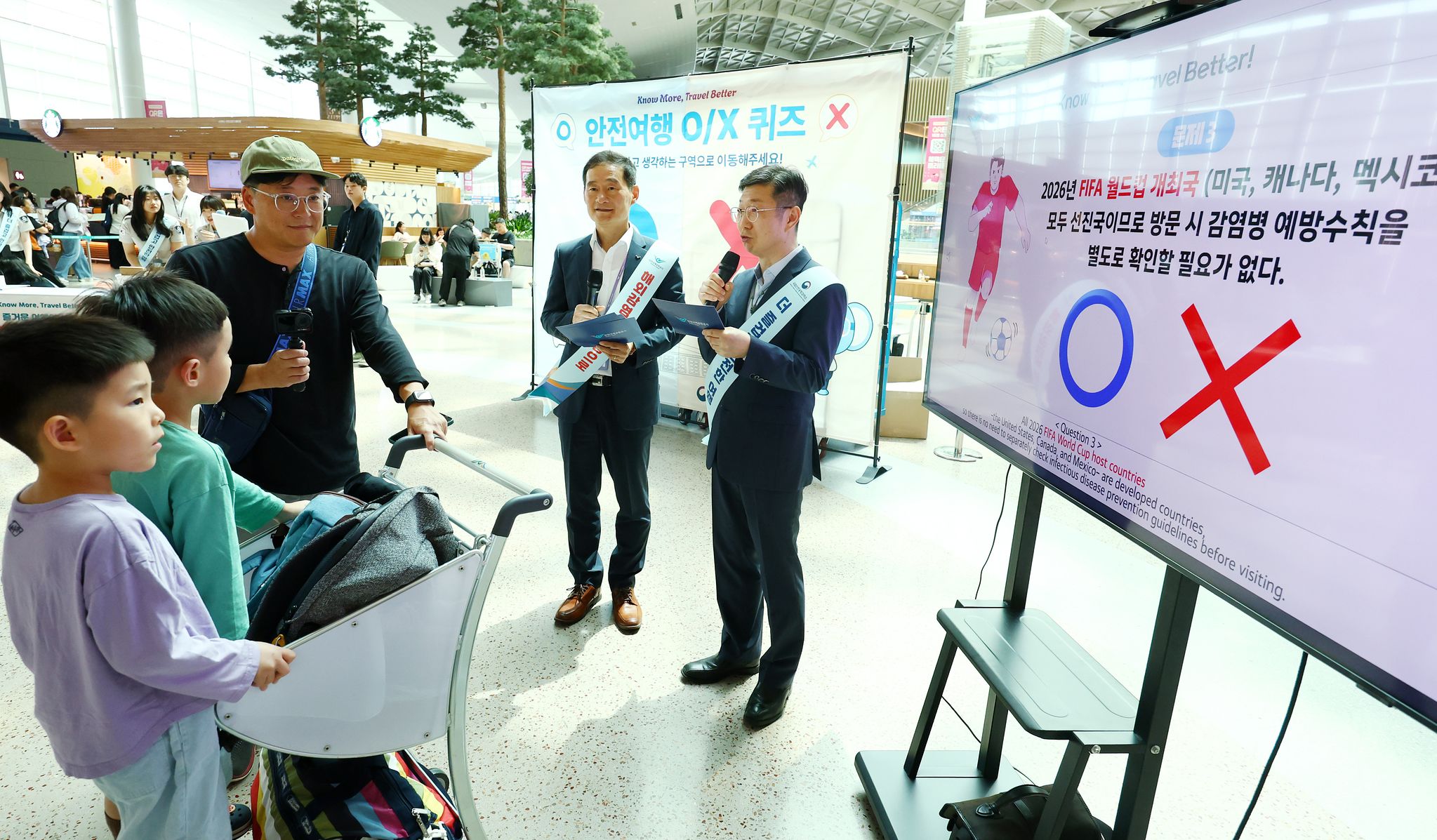 김범호 인천국제공항공사 사장직무대행과 윤현덕 국립인천국제검역소장이 2일 인천국제공항 제2터미널 노드정원 일대에서 열린 '여름 휴가철 맞이 안전여행 캠페인'에서 출국 여객을 대상으로 안전 여행을 홍보하고 있다.