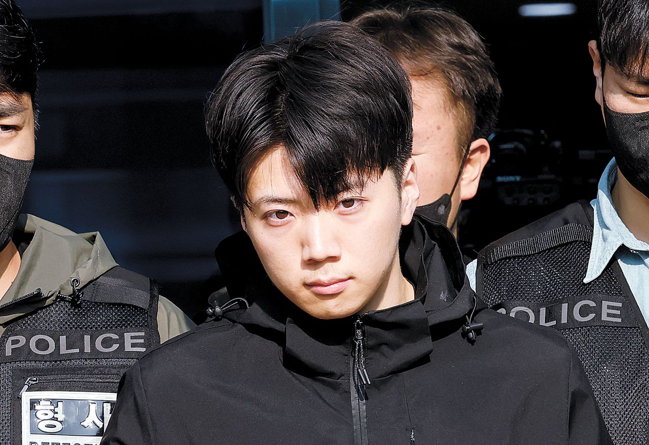 광주 도심에서 일면식도 없는 10대 여고생을 살해한 장윤기가 지난 5월 14일 오전 광주 서부경찰서에서 검찰로 송치되고 있다. 뉴스1