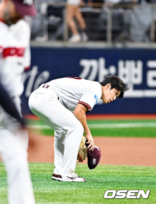 [OSEN=고척, 박준형 기자] 5일 오후 서울 고척스카이돔에서 2026 신한 SOL KBO리그 키움 히어로즈와 두산 베어스의 경기가 열렸다.이날 키움은 김윤하를, 두산은 최민석을 선발투수로 내세웠다.4회초 1사 2루 두산 정수빈의 내야땅볼때 송구 실책 기록한 키움 김윤하 선발투수가 아쉬워하고 있다.   2026.07.05 / soul1014@osen.co.kr