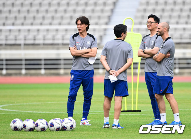 [OSEN=지형준 기자] 홍명보 감독이 이끄는 한국 축구대표팀이 2일 오후 고양종합운동장에서 2026 국제축구연맹(FIFA) 북중미 월드컵 3차 예선을 앞두고 훈련을 가졌다.한국은 9월 5일 오후 8시 서울월드컵경기장에서 팔레스타인과 1차전을 치른다. 이후 10일 오후 11시 오만 무스카트의 술탄 카부스 스포츠 콤플렉스에서 오만과 2차전 원정 경기를 펼친다.홍명보 감독이 주앙 아로소 수석 코치, 티아고 마이아 분석 코치와 함께 훈련을 지켜보고 있다. 2024.09.02 / jpnews@osen.co.kr