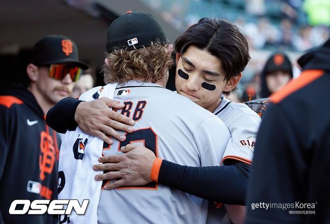 [사진] 샌프란시스코 이정후가 로건 웹과 포옹하고 있다. ⓒGettyimages(무단전재 및 재배포 금지)